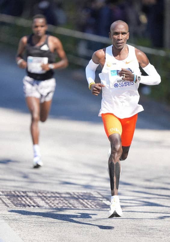 36 公里處,Eliud Kipchoge 加速拋離同為肯雅的 Amos Kipruto。圖片來源