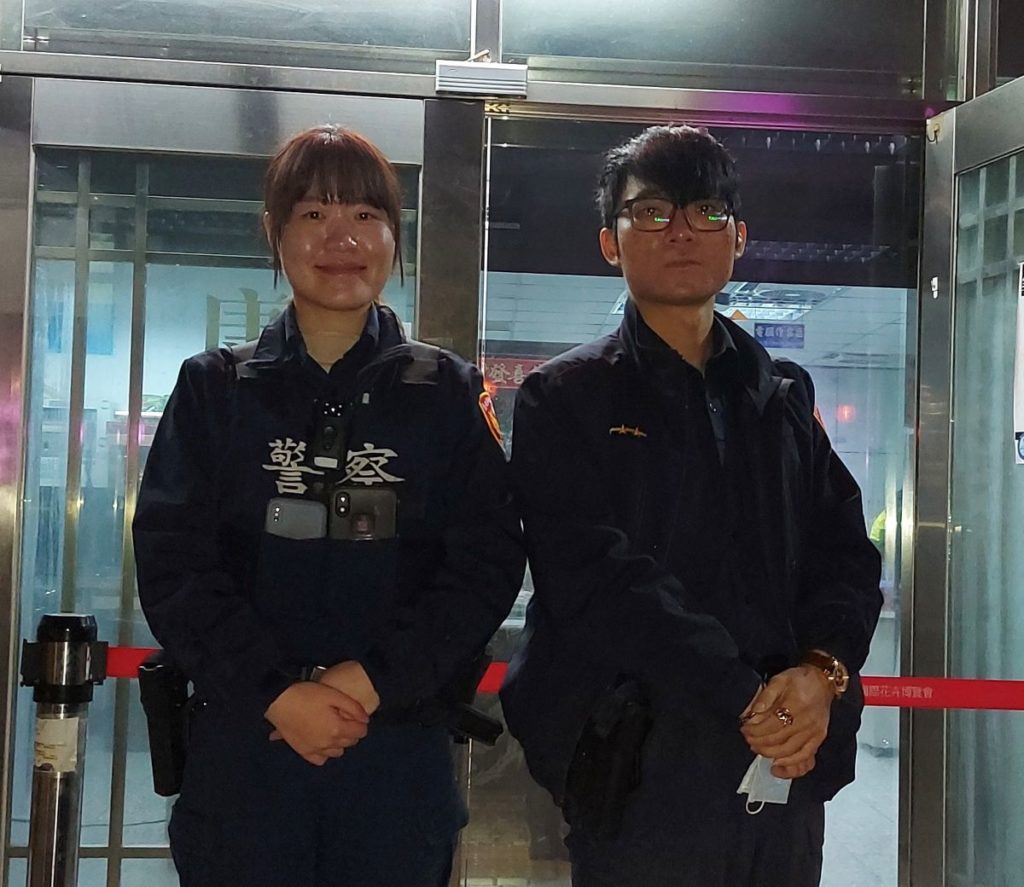 康樂派出所警員張名鈞(左)、林昱安(右)