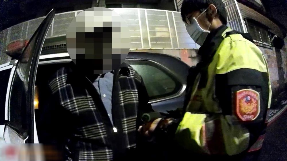 員警護送迷途老翁返家
