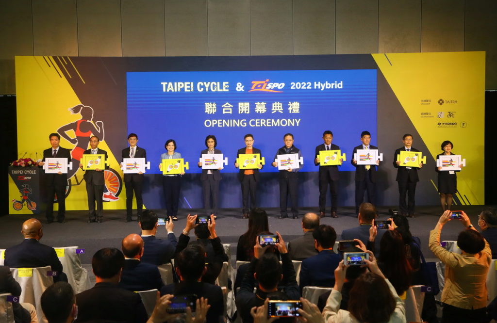 台北世界貿易中心董事長莊碩漢、自行車研究發展中心董事長陳威瑾、交通部觀光局副局長林信任、交通部主任秘書黃荷婷、經濟部主任秘書陳怡鈴、外貿協會董事長黃志芳、臺灣自行車公會理事長曾崧柱、經濟部國際貿易局副局長李冠志、臺灣體育用品公會理事長楊惟超、台北市體育用品公會理事長黃建旺、外貿協會秘書長林芳苗為台北國際自行車展揭幕。