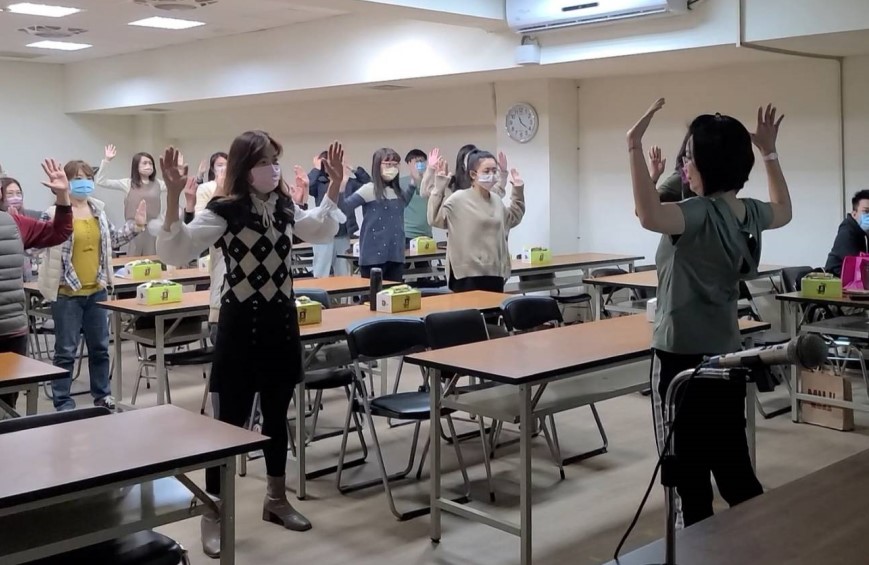▲女警同仁平日忙於勤務,回家又要照顧家庭,交警大隊特別舉辦『健康講座』,由護理師帶領大家健康動滋一起來 (圖/台中市警察局 提供)