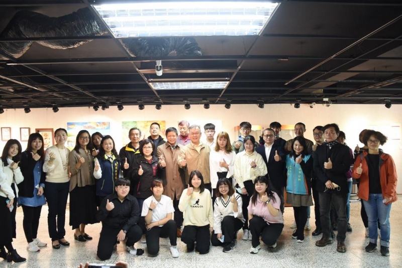 澎湖縣長賴峰偉出席馬公高中畢業美展