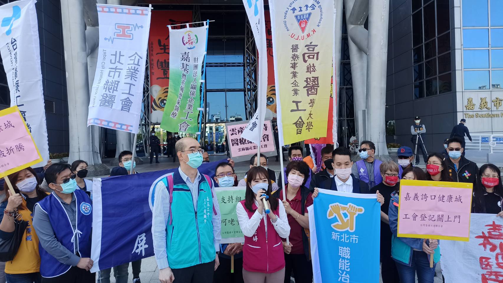 圖片說明:多個醫護工會聚集市府前抗議。(記者劉治強攝)