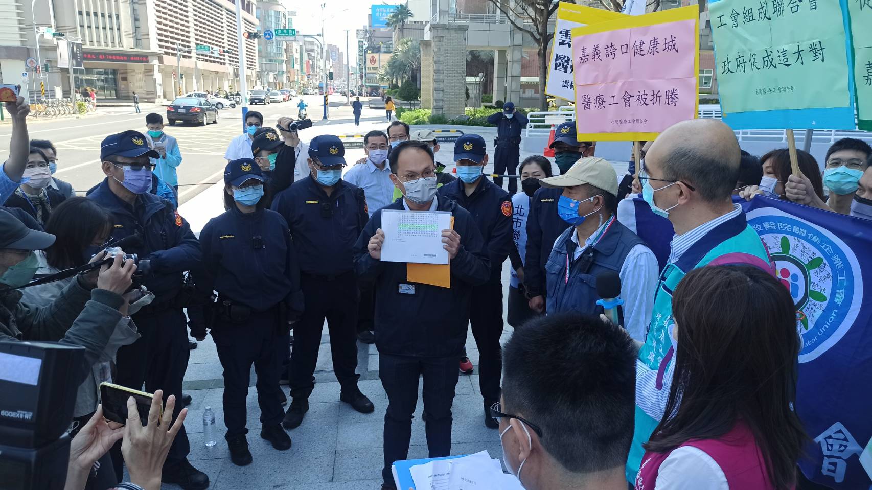 圖片說明:市府社會處長林家緯向抗爭團體說明立場。(記者劉治強攝)