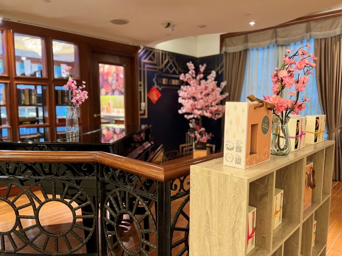 踏入長榮桂冠酒店(台北)大廳可別錯過隱藏版櫻花，拍照合影並指定【春神來了！賞花趣】住房專案，平日雙人3,888元起，就送住房抵用券，抵用券限下次入住使用，使用期限到2022年12月30日。