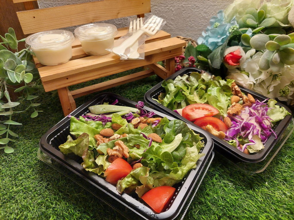 台糖長榮酒店(台南)【週年慶x賞花趣】專案，平日限定雙人入住最低價2,488元起，不含早餐及客房備品，入住秀出指定花卉合拍照，就送花卉資料夾一份！姓名中有「春」字，再送兩份綠色蔬食沙拉！