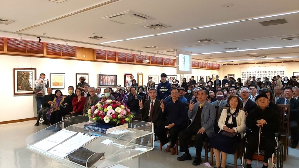 「凌雲健筆―蕭世瓊・梁永斐筆鋒會」開幕式大合影。(圖/陳惠玲攝影)
