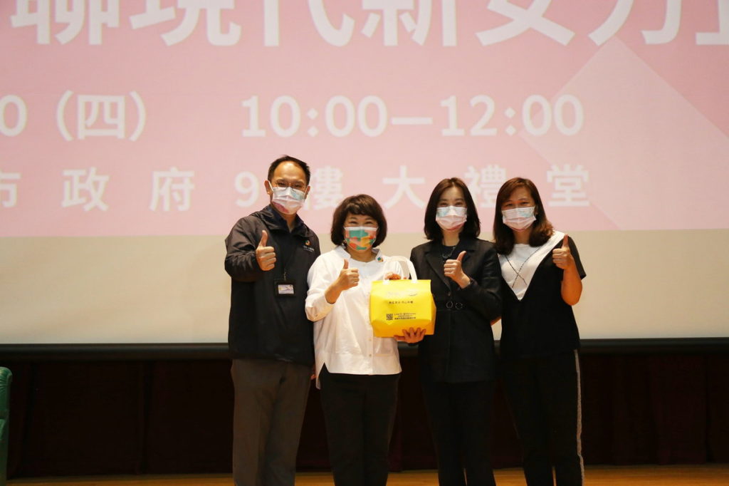 黃敏惠市長贈送錸工廠楊慰芬董事長愛饍湯商行的冷凍雞湯
