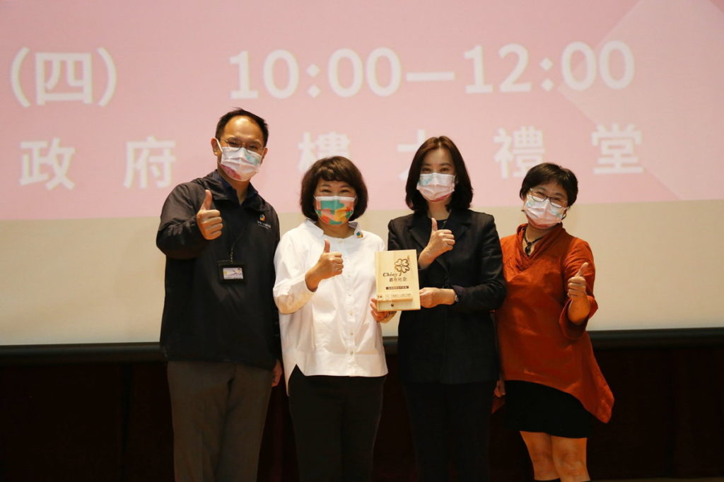 黃敏惠市長贈送錸工廠楊慰芬董事長森林走走吧企業社的檜木手機座