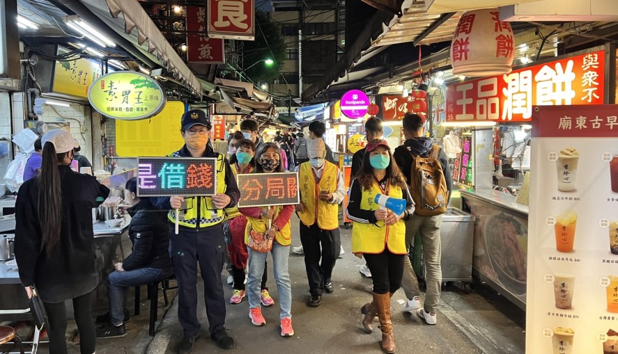 ▲員警與志工手持LED電子看板搭配大聲公,以步行向民眾宣導防範詐欺犯罪的新知 (圖/台中豐原分局 提供)