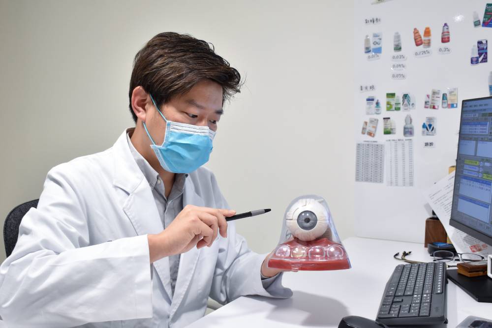 眼睛保健新觀念! 全日型視力保健 預防病變不停歇 10 EyePlus聚英視光眼科雙和院副院長胡自得醫師建議,民眾應建立日夜護眼的「全日型視力保 1