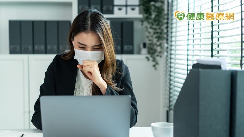 疫情亮紅燈!感冒喉嚨痛不用看醫生? 醫師:勿讓小病拖成大病