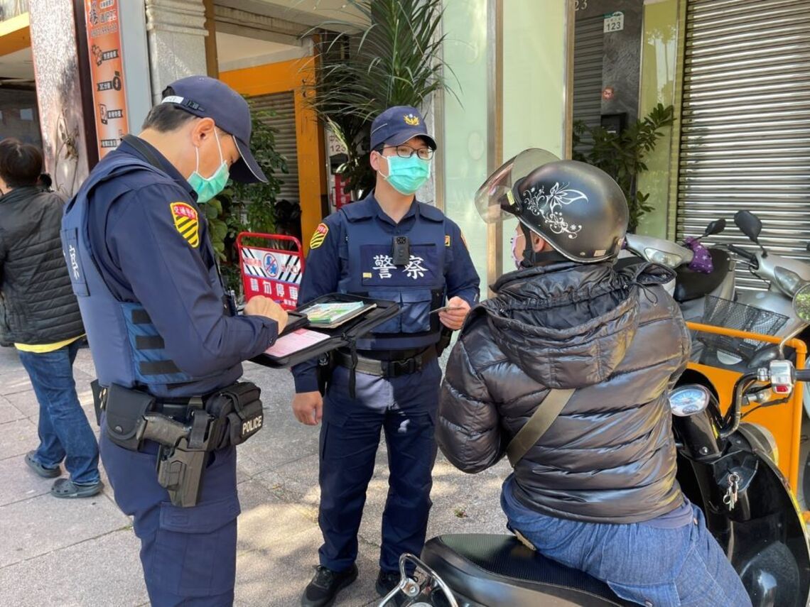 保障行人路權 高市警持續取締機車行駛人行道