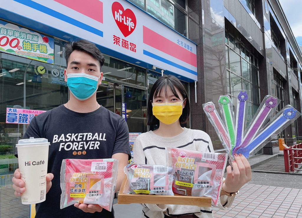 白色情人節不孤單，萊爾富與網紅【厭世甜點店】推出三款聯名麵包，4月5日前購買指定咖啡，可免費品嚐指定麵包，再贈可愛動物湯匙