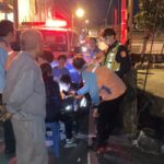 ▲一名秋姓老翁於下坡路段不慎跌落路旁草叢中，警消與巡守隊員緊急前往救護 (圖/花蓮縣警察局 提供)