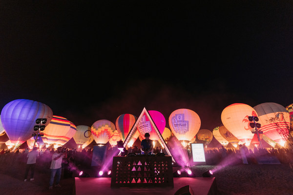 AlUla Moments in association with SAHAB (Saudi Arabian Ballooning Federation) breaks the Guinness World Records™ title for the World’s Largest Hot Air Balloon Glow Show on 1st of March 2022. AlUla Moments in association with SAHAB (Saudi Arabian Ballooning Federation) breaks the Guinness World Records™ title for the World’s Largest Hot Air Balloon Glow Show on 1st of March 2022.