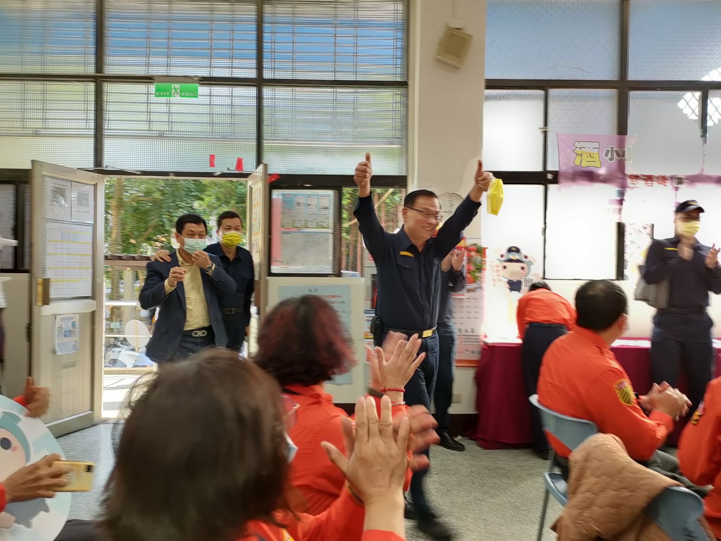 圖片說明:新北巿警察局長黃宗仁帶動唱凝聚所有民力的向心力。(記者林艷林翻攝)