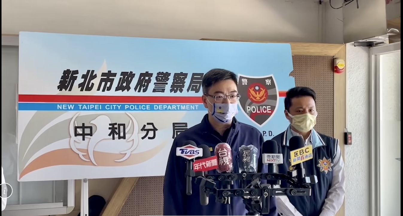 圖片說明：中和分局分局長李建廣（左）受訪說明案情，右為偵查隊隊長陳冠宇。（記者馬治薇翻攝）
