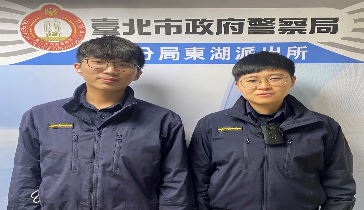 圖片說明:路口迷途老翁東湖派出所警員張煒捷(左)、張瀞云(右)協助返家。(記者宋紹誠翻攝)