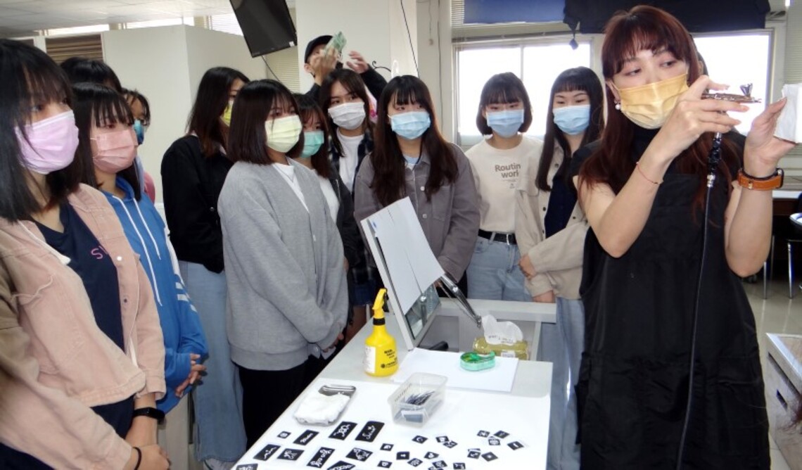 正修妝彩數位應外冬令營夯 噴槍彩妝 虛擬偶像 趣味英文收穫滿滿