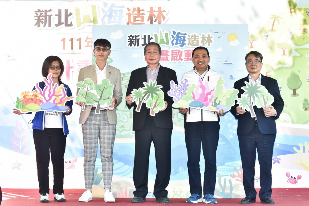 新北市推動「新北山海造林計畫」,新北市長侯友宜在3月12日植樹節於新北市文山農場宣示計畫啟動,東森集團率先響應計畫推動,副總裁廖尚文代表出席簽訂合作意向書。右起東森集團副總裁廖尚文、新北市長侯友宜、新北市農會理事長林讚枝。(圖/東森集團提供)