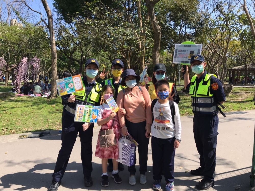 民眾主動邀請大安波麗士一同合影