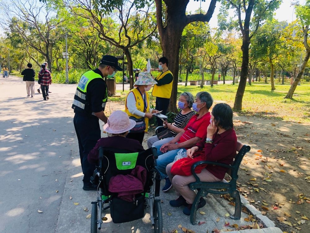大安警與志工向長者們宣導，在道路上應多注意安全，並遵守交通規則。