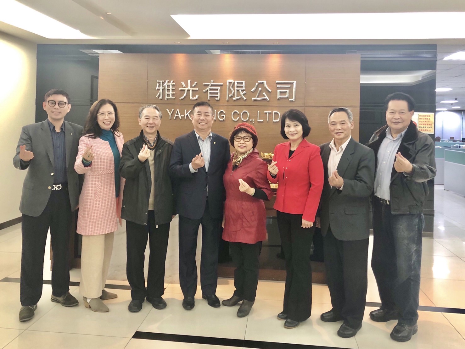 圖片說明:(右到左)臺北市退休警察人員協會理事長陳合良、前總統府第二局專門委員陳銘蒼、前《紐約明報》CEO兼總編輯劉正廷、前總統府公共事務室專門委員林品香、國策顧問廖全平、台北798畫廊陳宥汝、中華收藏家協會理事長張福利、錦碩股份有限公司業務副總魏賴慶。(劉正廷攝)