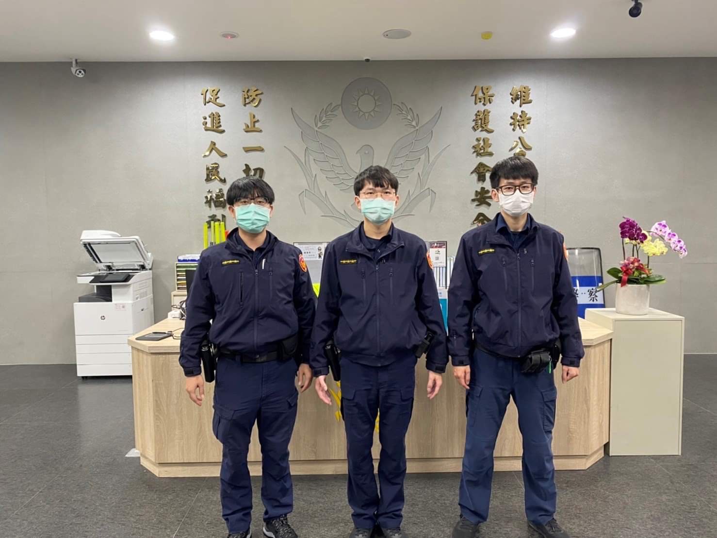 圖片說明:社子派出所警員(圖左:吳嘉偉、圖中:溫伯鈞、圖右:楊智翔) 接獲通報立即趕赴現場處理。 (記者林鈞澤翻攝)