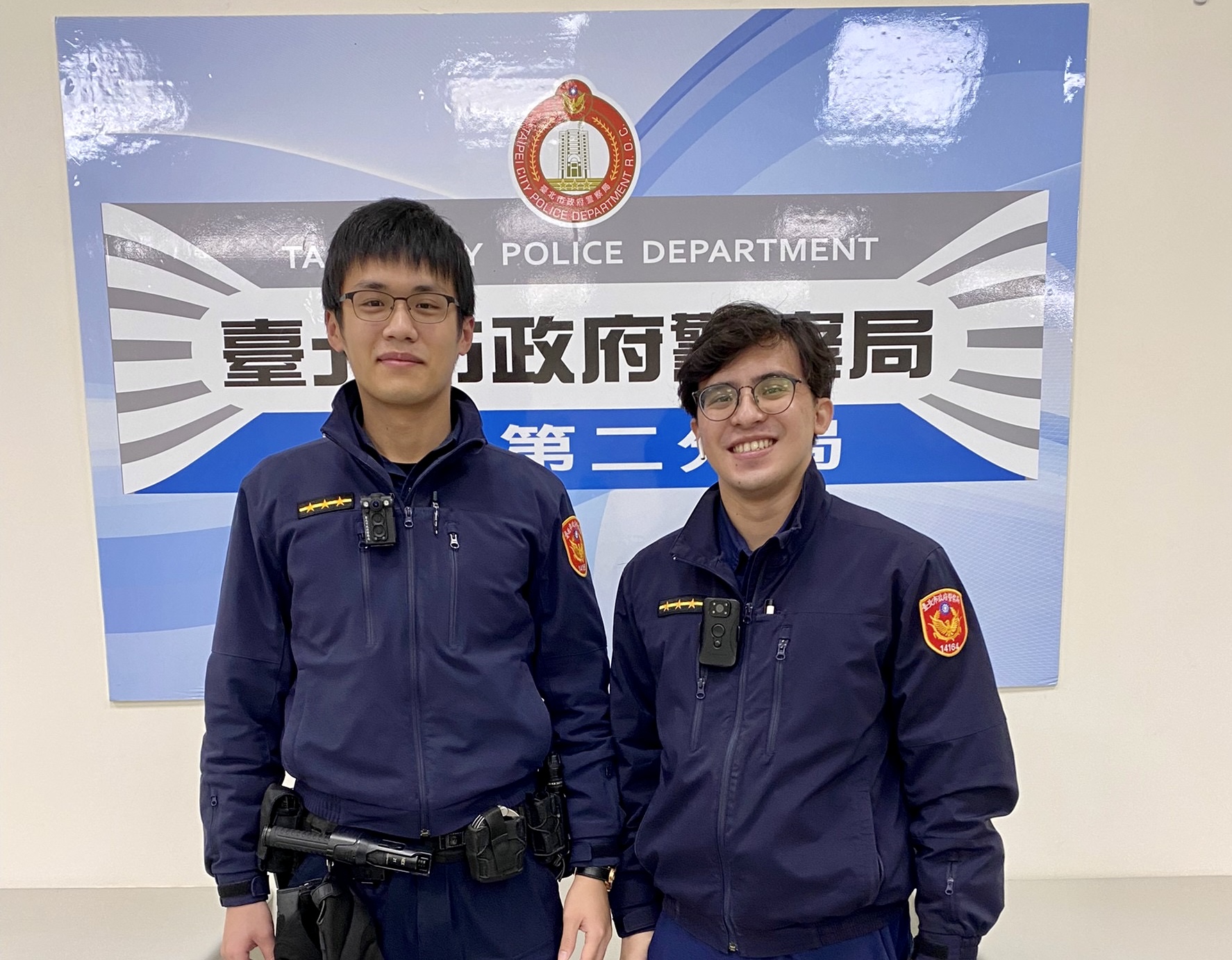 圖片說明:景美所員警張哲睿、劉尚哲及時阻詐保住民眾財產。(記者趙靜姸翻攝)