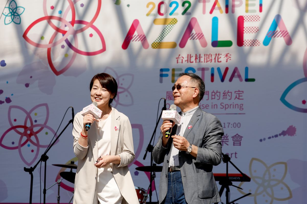 圖片說明:蔡炳坤副市長與黃珊珊副市長共同出席杜鵑花音樂會。(記者宋紹誠翻攝)