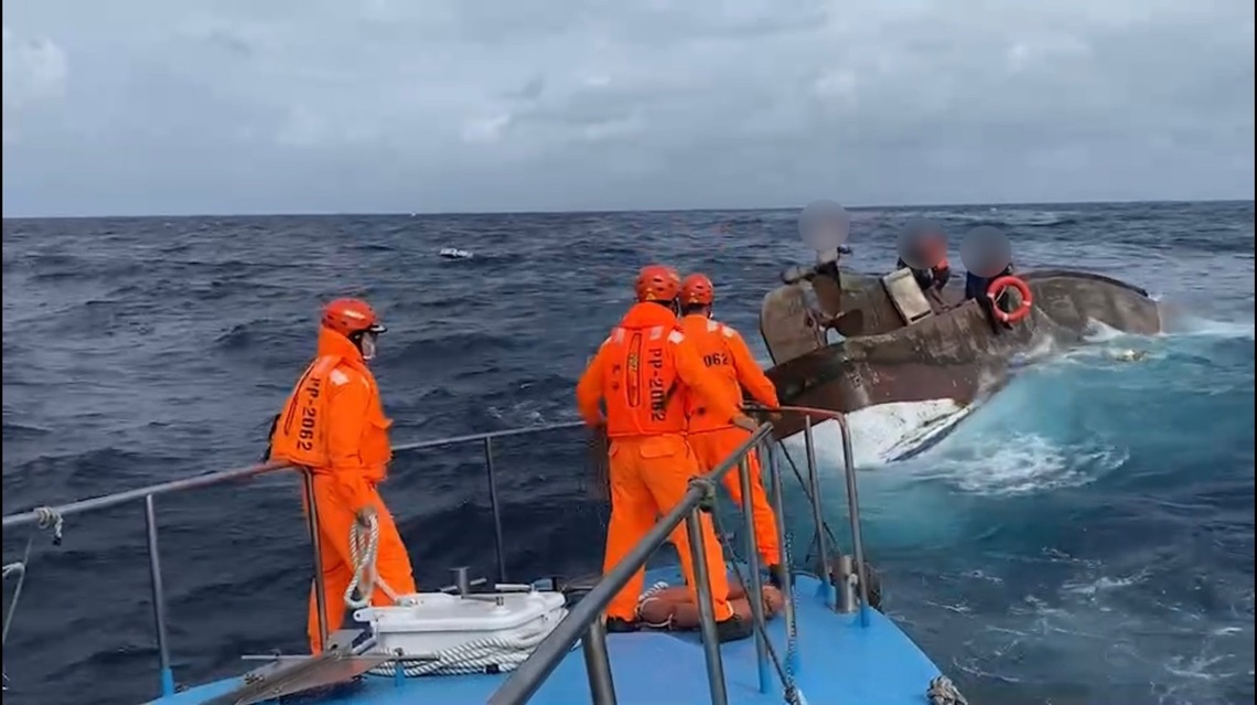 漁船翻覆外海 恆春海巡成功救起5人