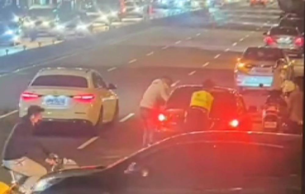 員警與熱心民眾合力推車至路旁.