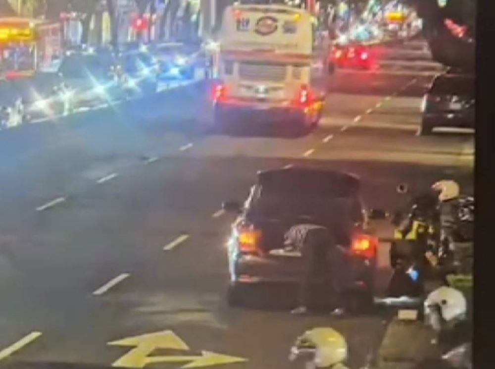 員警與熱心民眾合力推車至路旁