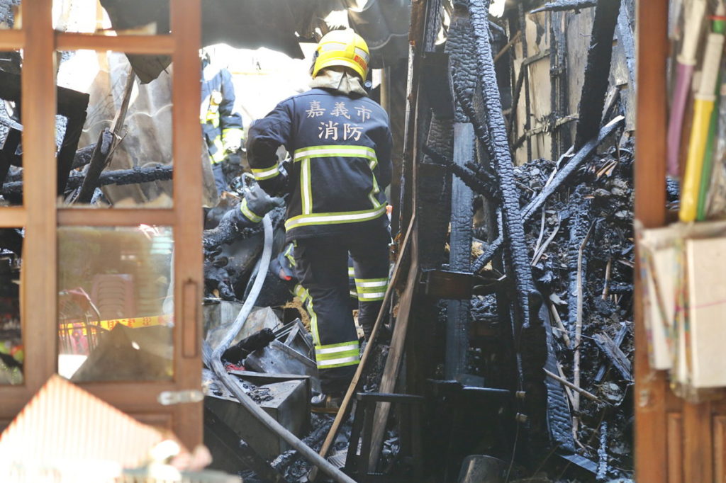 消防警察同仁持續調查工作