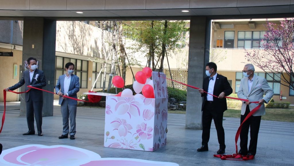 東海大學國際職場實習發展中心舉辦「花舞再現畫展音樂會」,豐邑建設董事長劉樹居、東海大學校長張國恩、友達光電董事長彭双浪、陽信銀行總經理丁偉豪(由左而右) 啟動開幕儀式(圖/陳惠玲攝影)