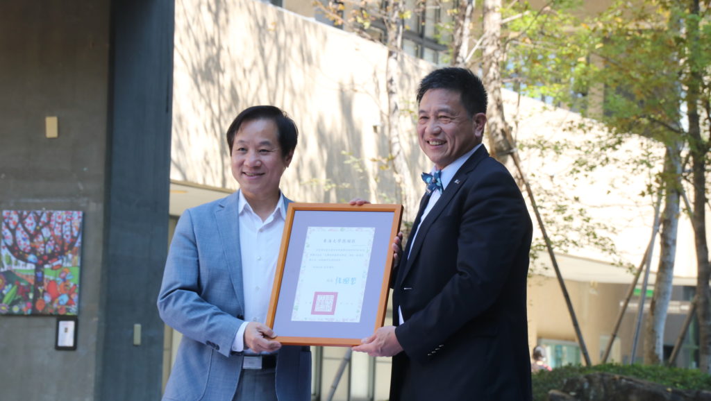 東海大學校長張國恩頒發感謝狀予友達光電董事長彭双浪(圖/陳惠玲攝影)