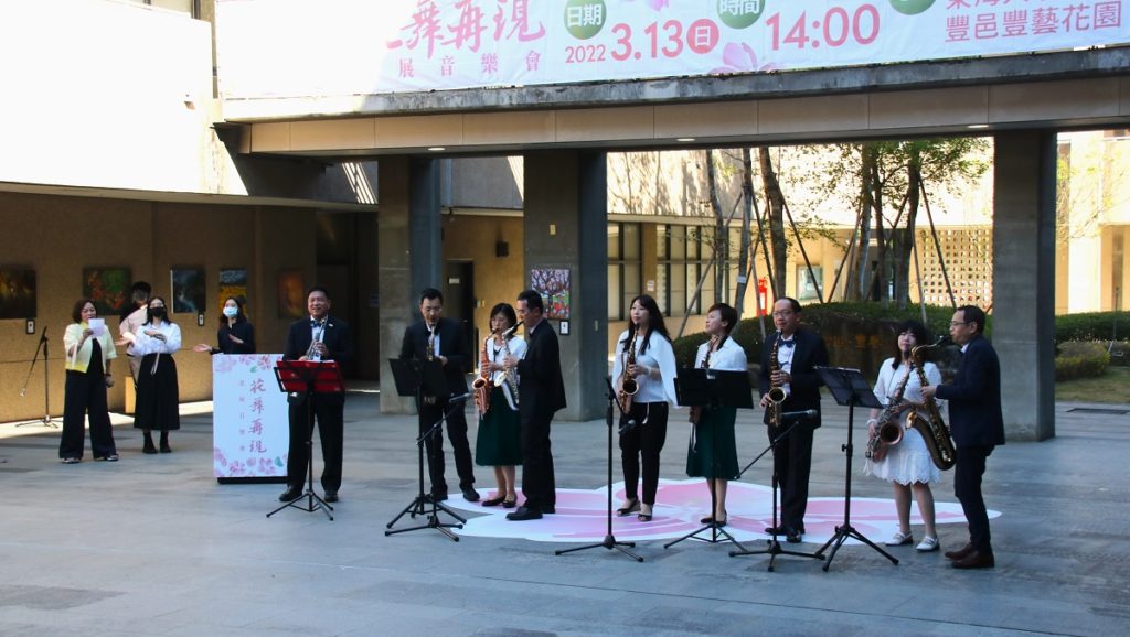 友達光電董事長彭双浪、技術長廖唯倫、永續長古秀華、數位長謝忠賢、研發副總洪泓杰、資深協理林雨潔、資深處長李錦裕等高階主管組成的WOW SAX樂團,東海大學管院花園現場演奏薩克斯風。(圖/陳惠玲攝影)