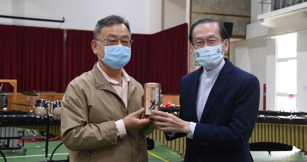 可能是 2 個人、大家站著和室內的圖像