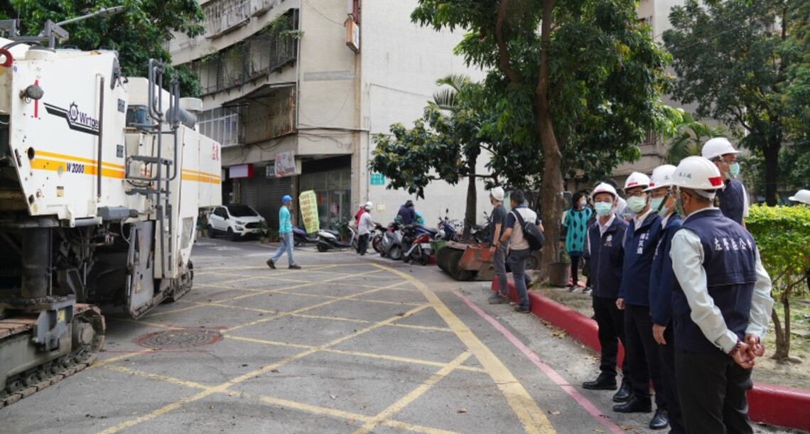 果貿社區道路因產權問題久未刨鋪 陳其邁:由市府先行施作改善 保障市民朋友權益