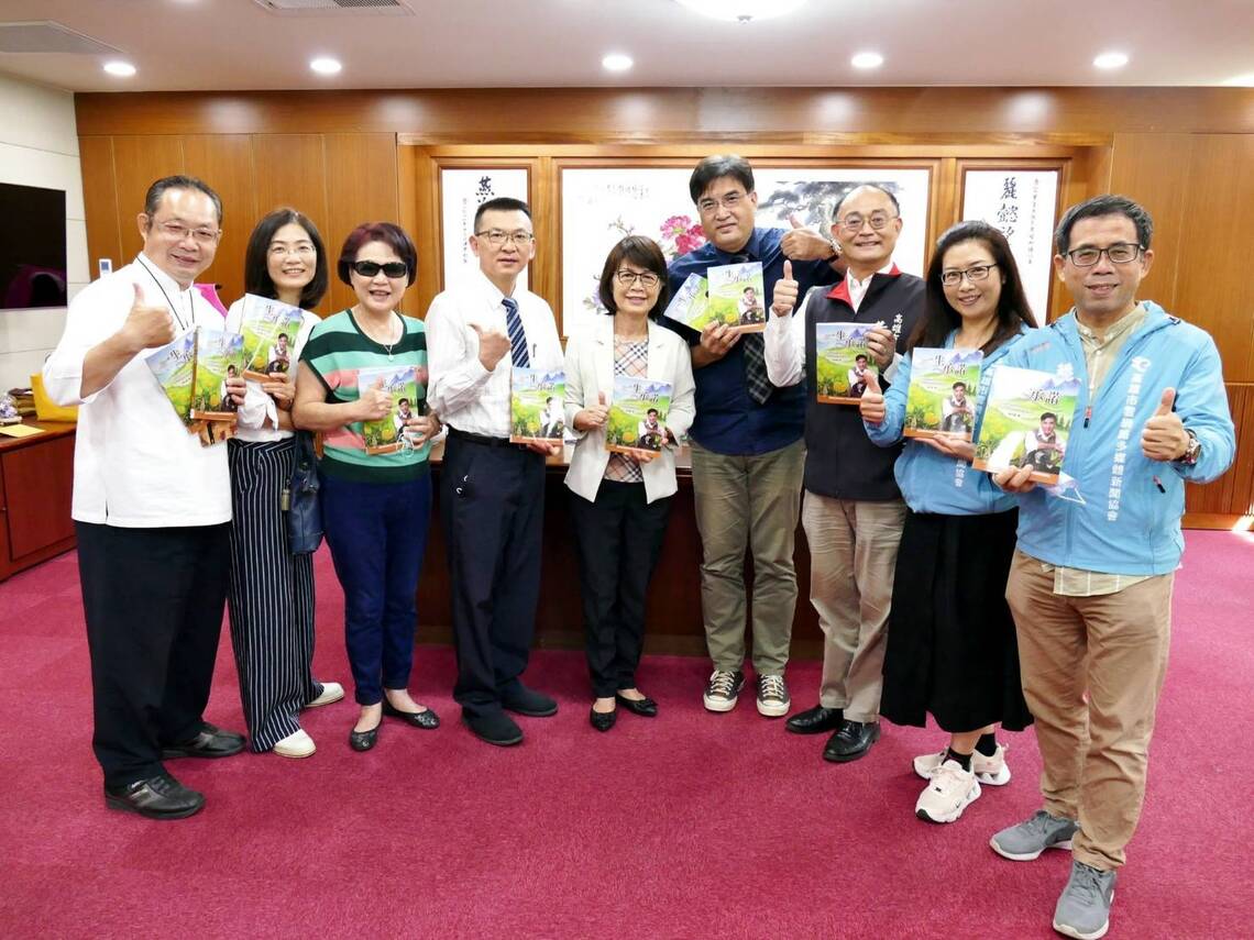 「全球熱愛生命獎章」得主張天雄捐書高市圖書總館 議長見證良善行動