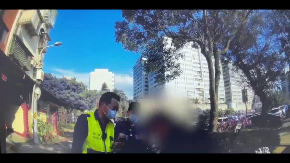 員警尋獲報案人機車通知到場。