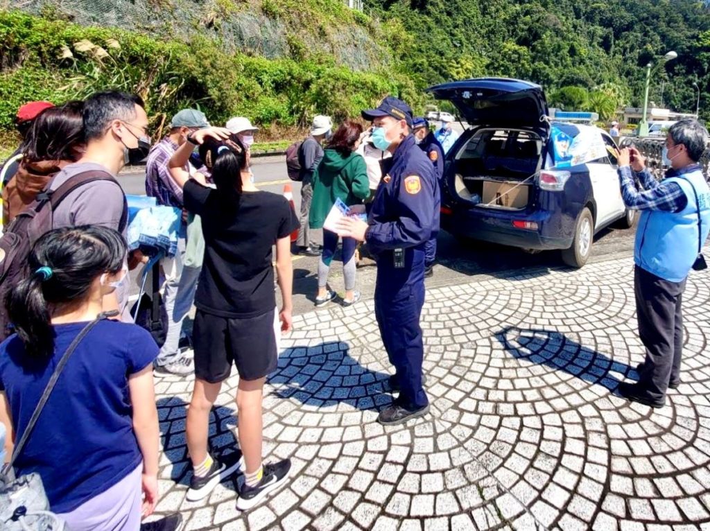 臺北市保安警察大隊派駐水庫小隊設立宣導站,實施交通安全及反詐騙訊息的解說。