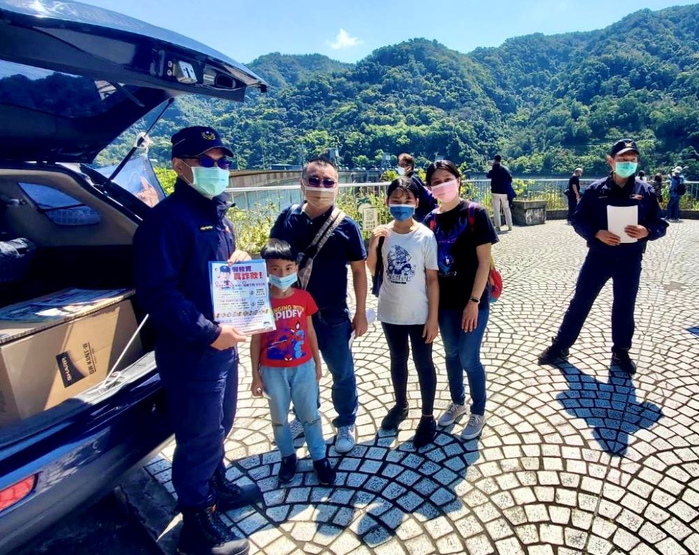 臺北市保安警察大隊派駐水庫小隊設立宣導站,實施交通安全及反詐騙訊息的解說。
