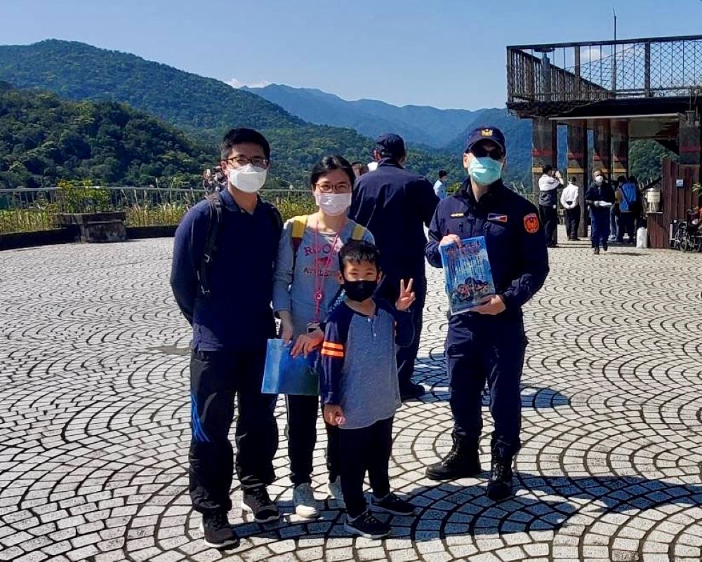 臺北市保安警察大隊派駐水庫小隊,透過海報及文宣品的發放,使民眾更加了解安全駕駛觀念及最新詐騙手法。
