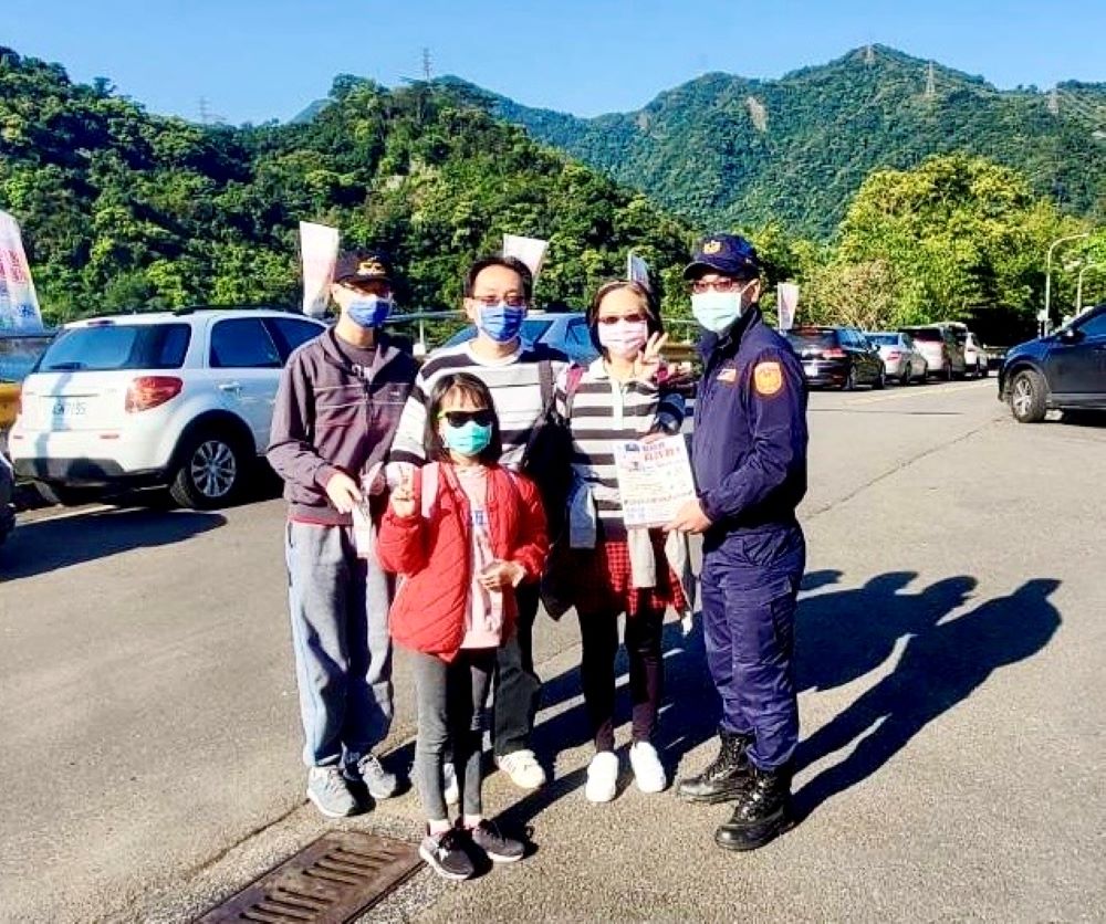 臺北市保安警察大隊派駐水庫小隊,透過海報及文宣品的發放,使民眾更加了解安全駕駛觀念及最新詐騙手法。