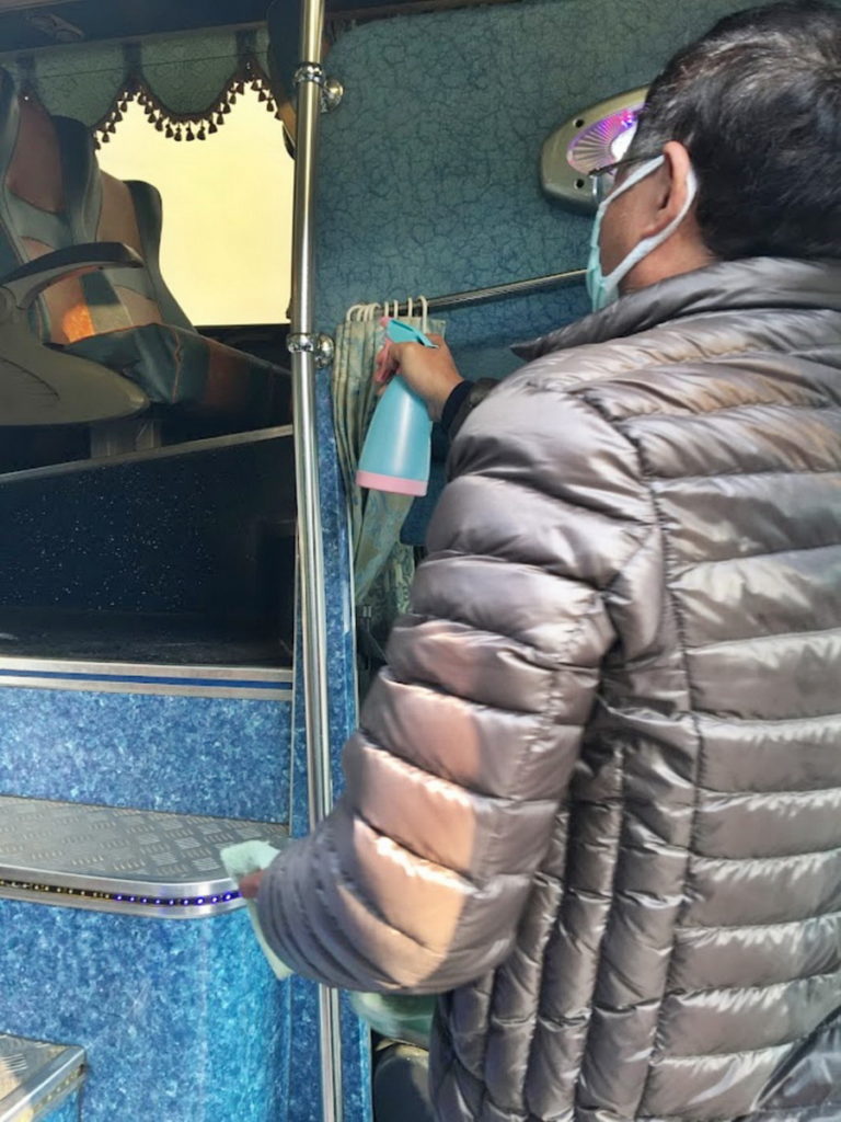 業者進行防疫清潔消毒作業