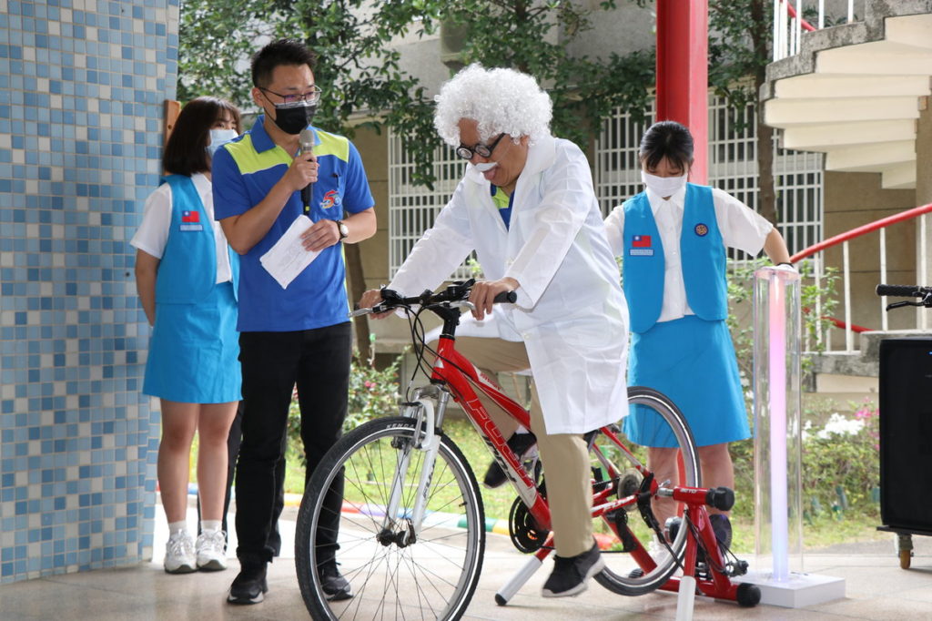 蔡宗岳老師COSPLAY愛因斯坦