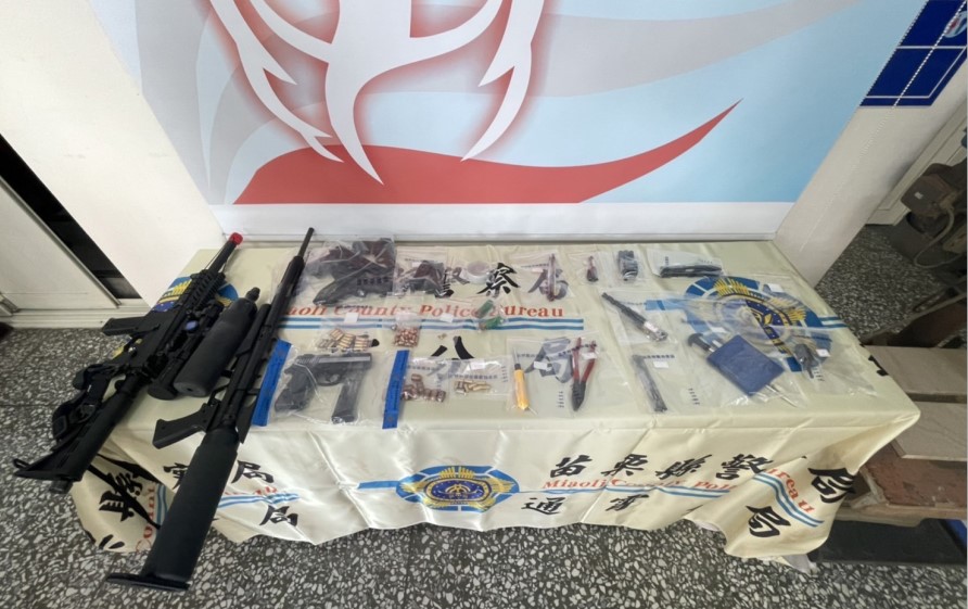 ▲嫌犯工廠內搜出之改造槍械宛如一座小型兵工廠 (圖/苗栗縣警察局 提供)