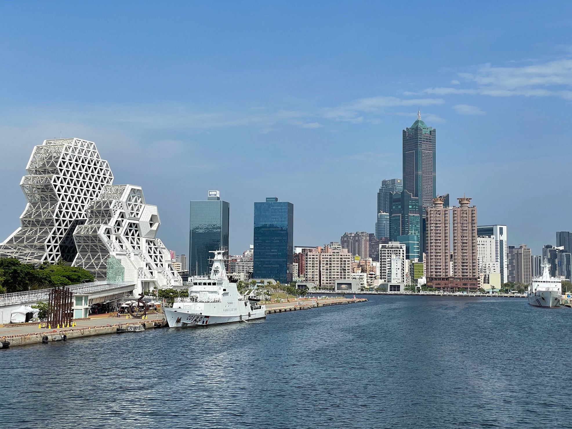 全台藝文中心周邊房市買氣夯 高雄流行音樂中心漲最多 61 圖說 高雄流行音樂中心左邊白色建築,周邊大型公共建設利多加持,吸引在地換屋族或是慕名而來的中北部客人。圖片 永慶房產集團提供